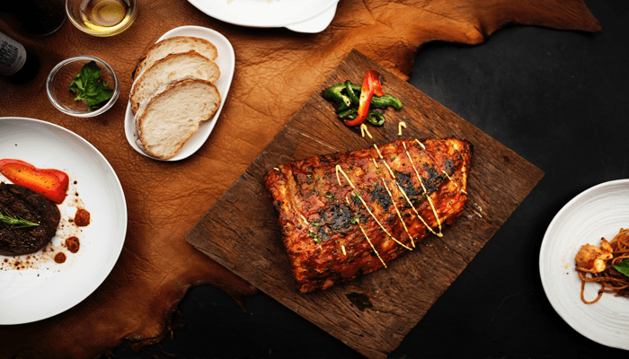 Pedaço de bife sobre a mesa, pronto para ser consumido. Carne vermelha é um dos alimentos mais ricos em proteínas. 