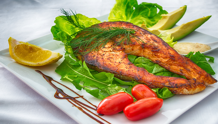 Prato quadrado com salmão grelhado, alface, pimenta e outros alimentos.
Salmão é rico em proteínas, omega 3 e outros nutrientes importantes para o nosso corpo.